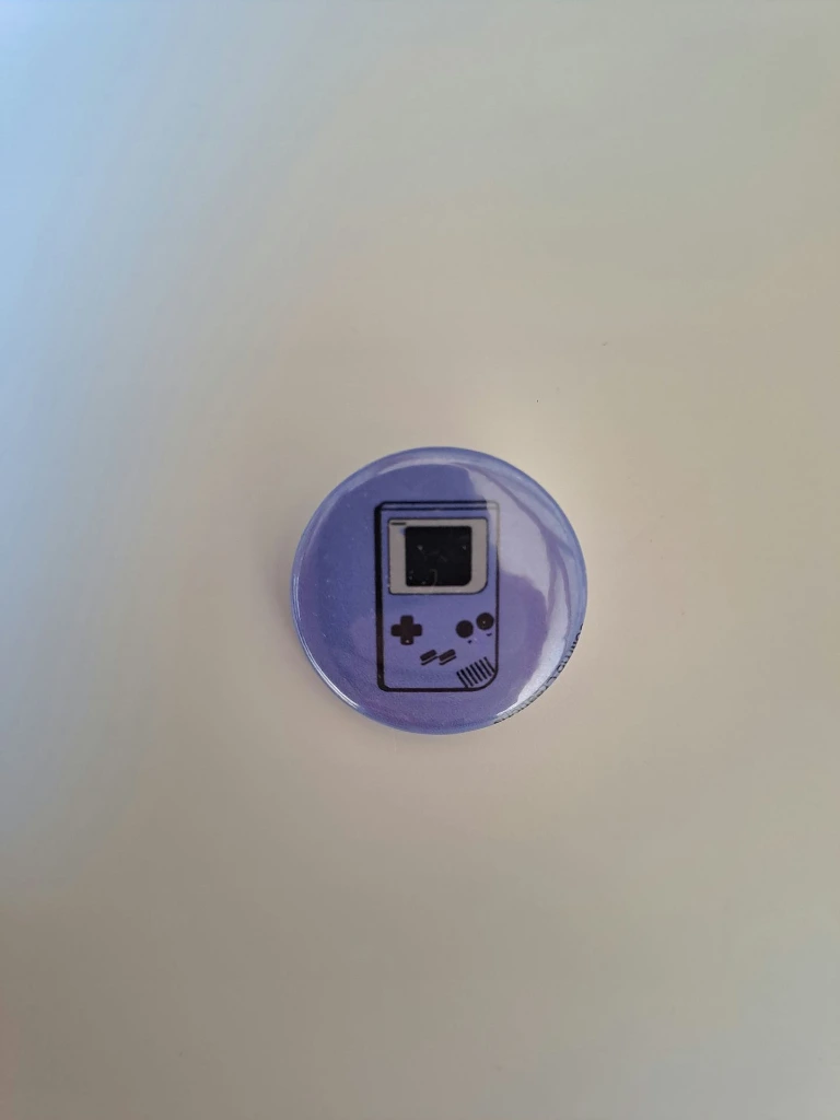 Badge_MamaWild_Gameboy_25mm.webp