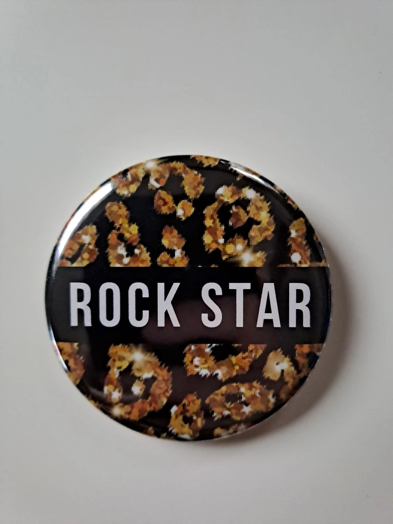 Badge_58mm_MamaWild_RockStar.webp