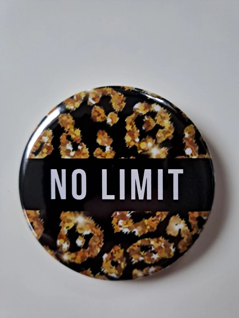 Badge_58mm_MamaWild_NoLimit.webp