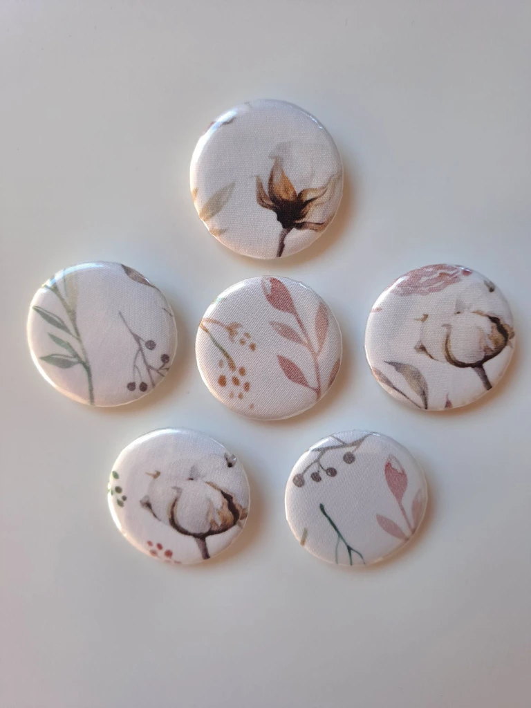 badges-jardin-boheme-tissu-upcycle-fleurs-de-coton.webp