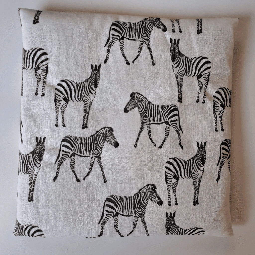 bouillotte-seche-graines-lin-artisanale-bien-etre-regles-douloureuses-colique-15x15-blanc-motif-zebre.webp
