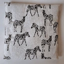 bouillotte-seche-graines-lin-artisanale-bien-etre-regles-douloureuses-colique-15x15-blanc-motif-zebre.webp