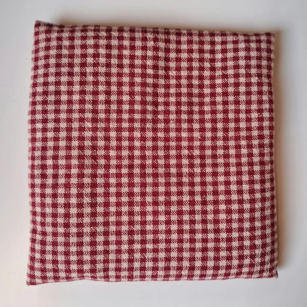 bouillotte-seche-graines-lin-artisanale-bien-etre-regles-douloureuses-colique-15x15-rouge-et-blanc-motif-vichy.webp