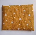 bouillotte-seche-graines-lin-artisanale-bien-etre-regles-douloureuses-colique-12x15-jaune-moutarde-motif-etoiles.webp