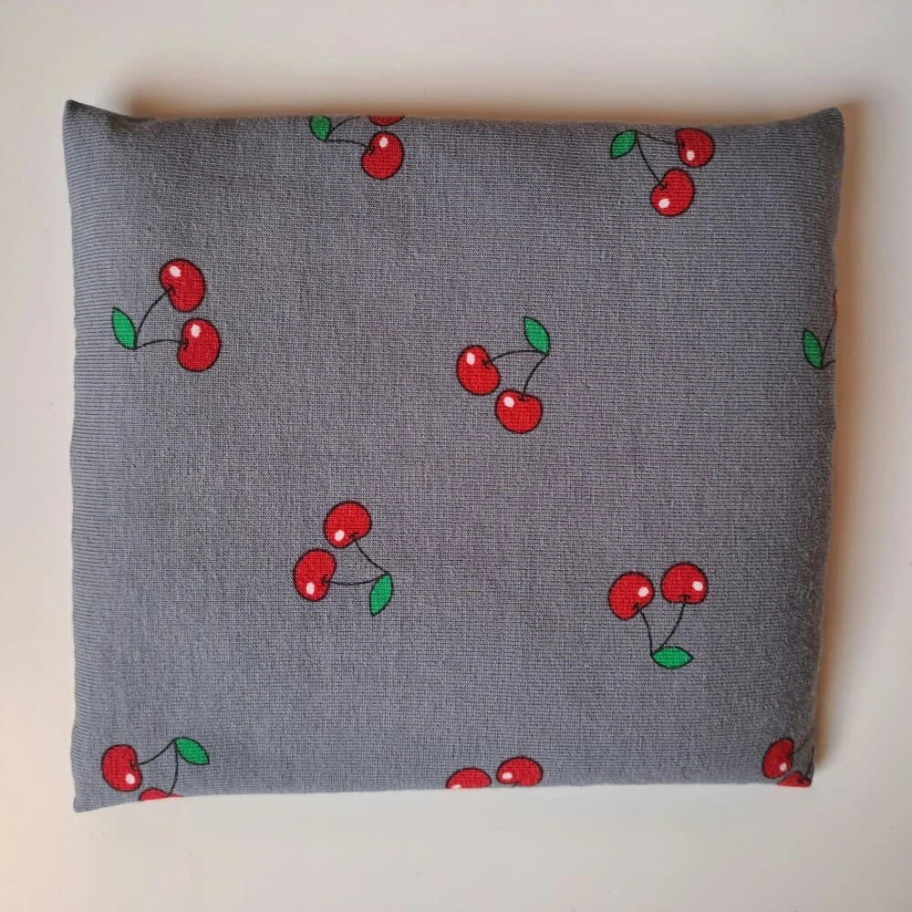 bouillotte-seche-graines-lin-artisanale-bien-etre-regles-douloureuses-colique-15x15-gris-motif-cerise.webp