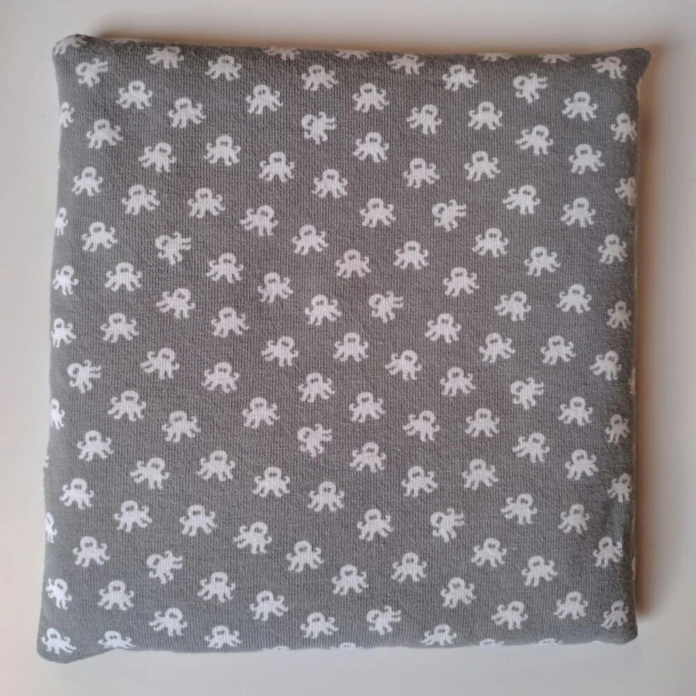 bouillotte-seche-graines-lin-artisanale-bien-etre-colique-nourrisson-15x15-gris-motif-pieuvre.webp