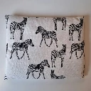 bouillotte-seche-graines-lin-artisanale-bien-etre-regles-douloureuses-colique-12x15-blanc-motif-zebre.webp