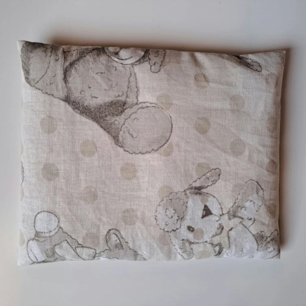 bouillotte-seche-graines-lin-artisanale-bien-etre-colique-nourrisson-12x15-écru-motif-mouton.webp