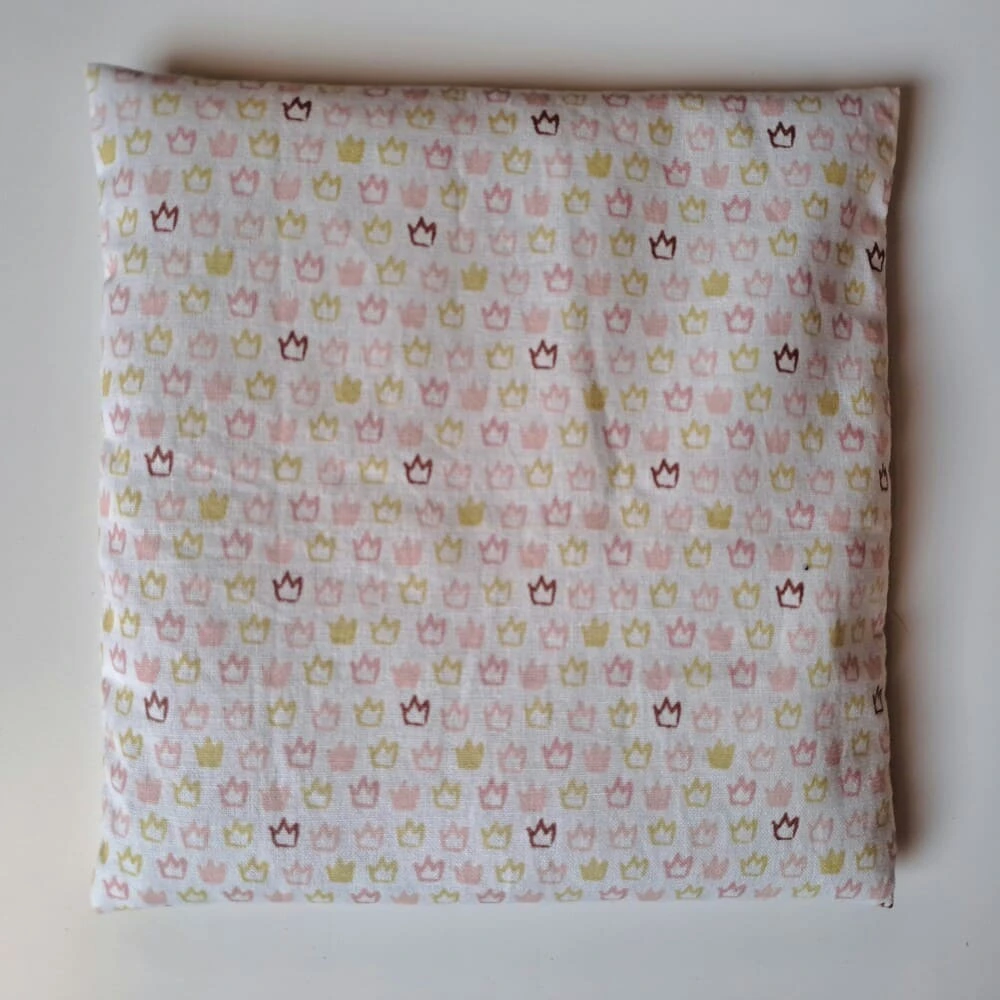 bouillotte-seche-graines-lin-artisanale-bien-etre-regles-douloureuses-colique-nourrisson-15x15blanc-motif-couronne.webp
