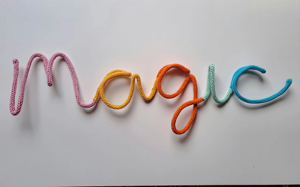 prenom-tricotin-multicolore-fun-magic-deco-chambre-enfant.webp