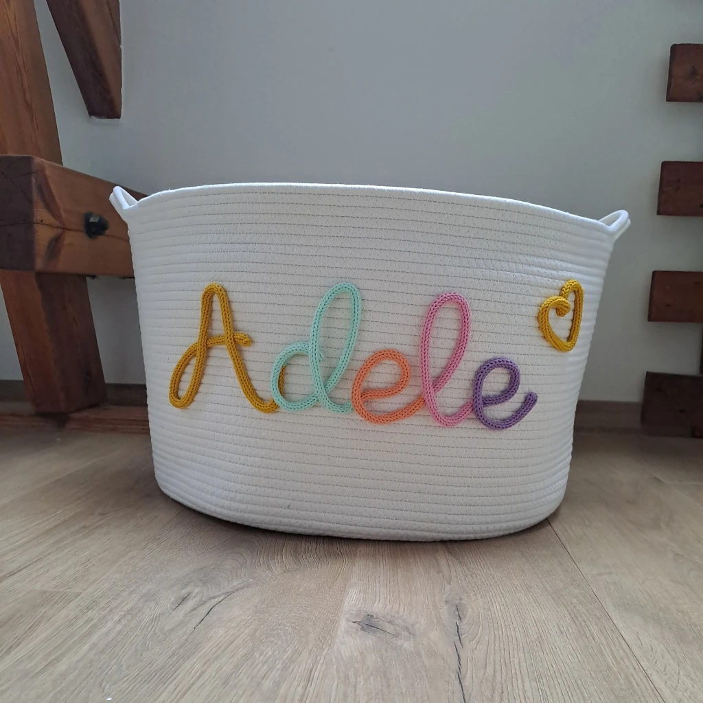 prenom-tricotin-multicolore-adele-deco-chambre-enfant-panier.webp
