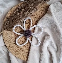marguerite-tricotin-pompon-decoration-murale-chambre-bebe-mauve.webp