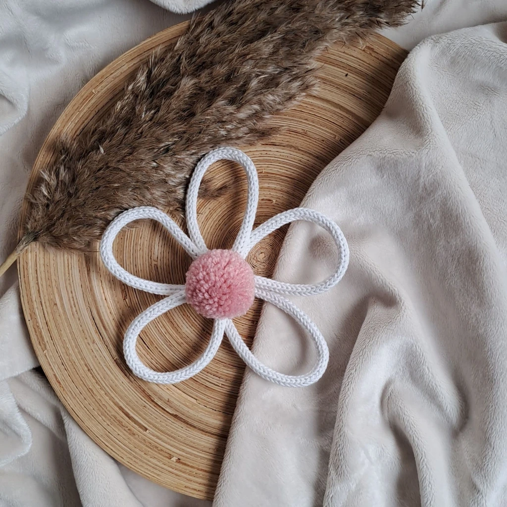 marguerite-tricotin-pompon-decoration-murale-chambre-bebe-rose.webp