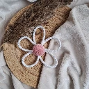 marguerite-tricotin-pompon-decoration-murale-chambre-bebe-rose.webp