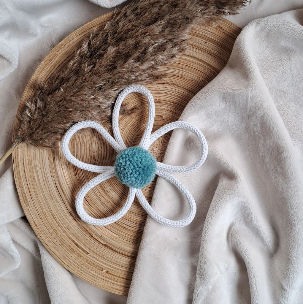 marguerite-tricotin-pompon-decoration-murale-chambre-bebe-bleu.webp