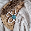 marguerite-tricotin-pompon-decoration-murale-chambre-bebe-bleu.webp