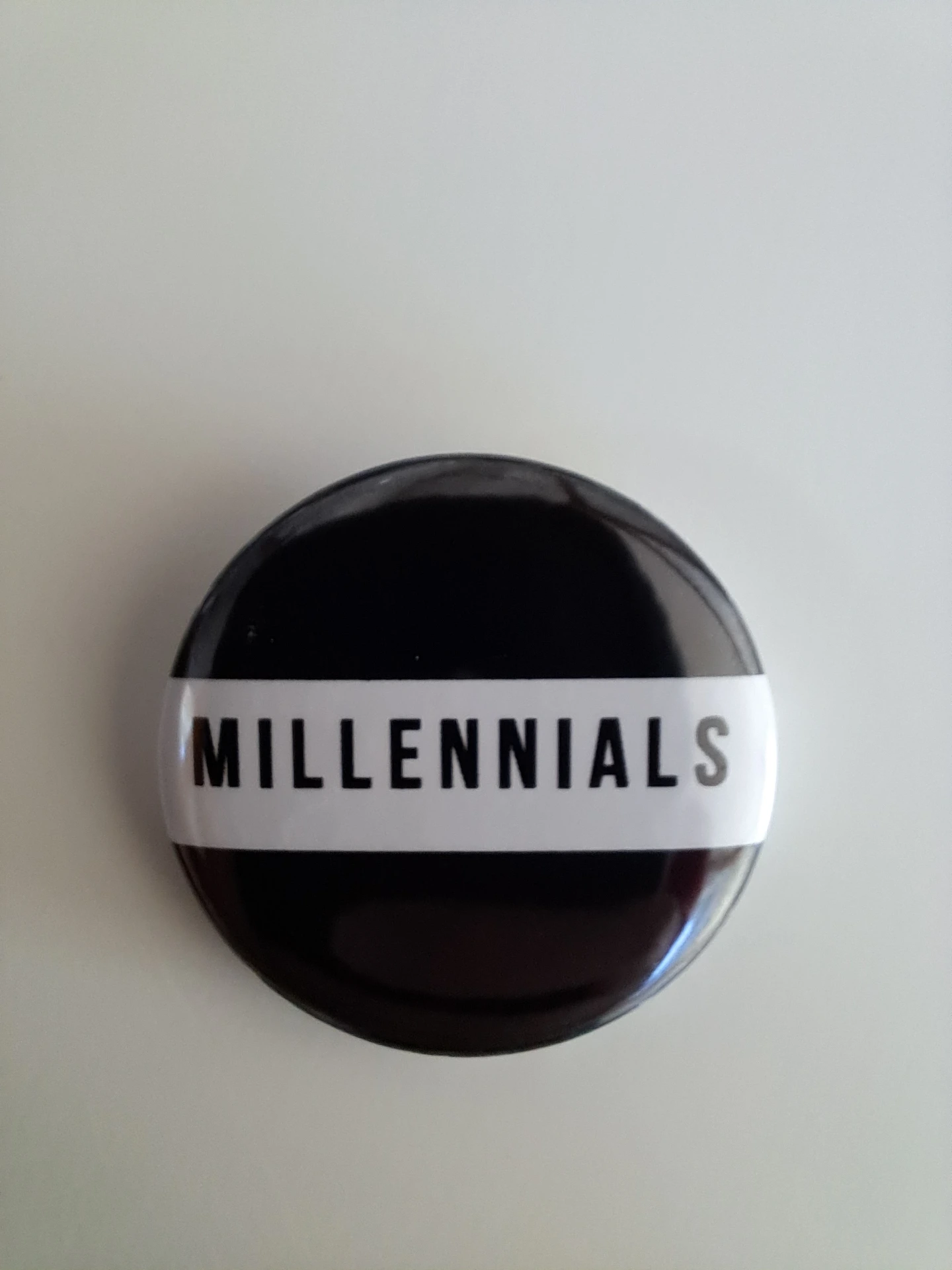 Badge épingle noir et blanc 32 mm - Slogans Rétro & Message personnalisé