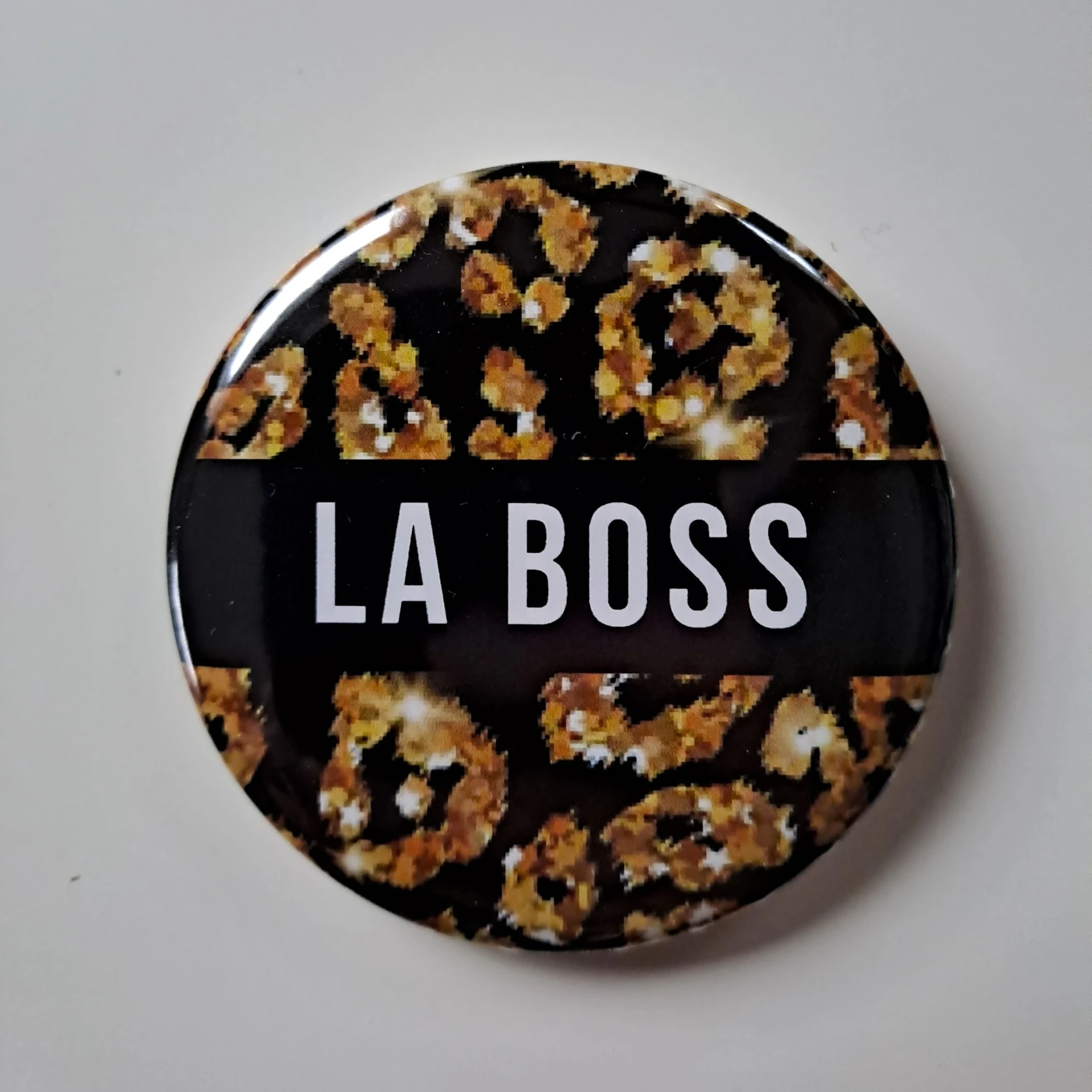 Grand badge épingle léopard doré 58 mm - Collection Mama Wild personnalisé (La Boss)