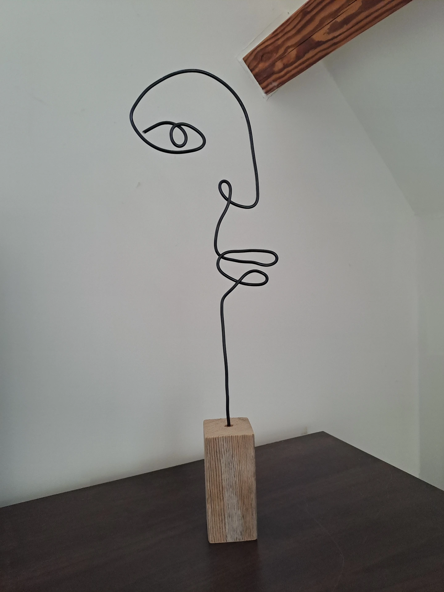 Sculpture silhouette visage en fil de fer (Line Art) - Décoration design sur socle en bois