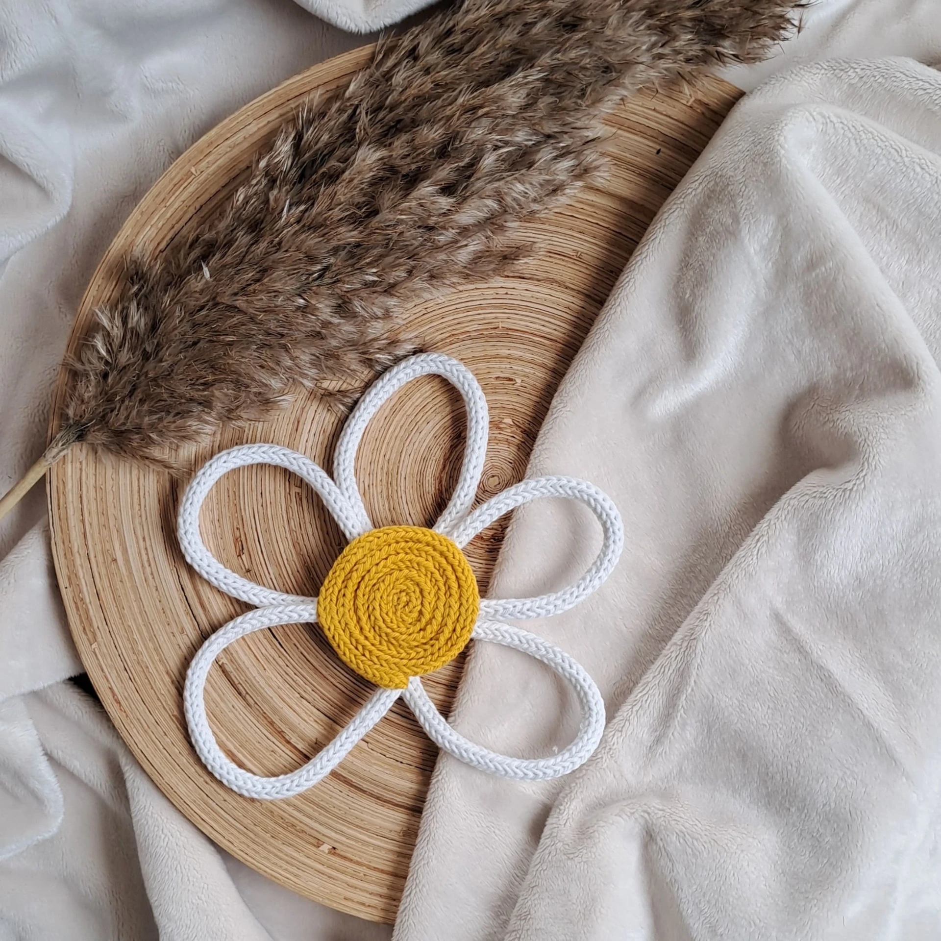 Fleur Marguerite en tricotin – Décoration murale chambre bébé et enfant
