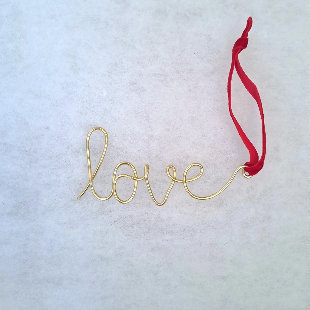 Suspension de Noël en fil d'aluminium doré et ruban velours - Mot au choix (Love)